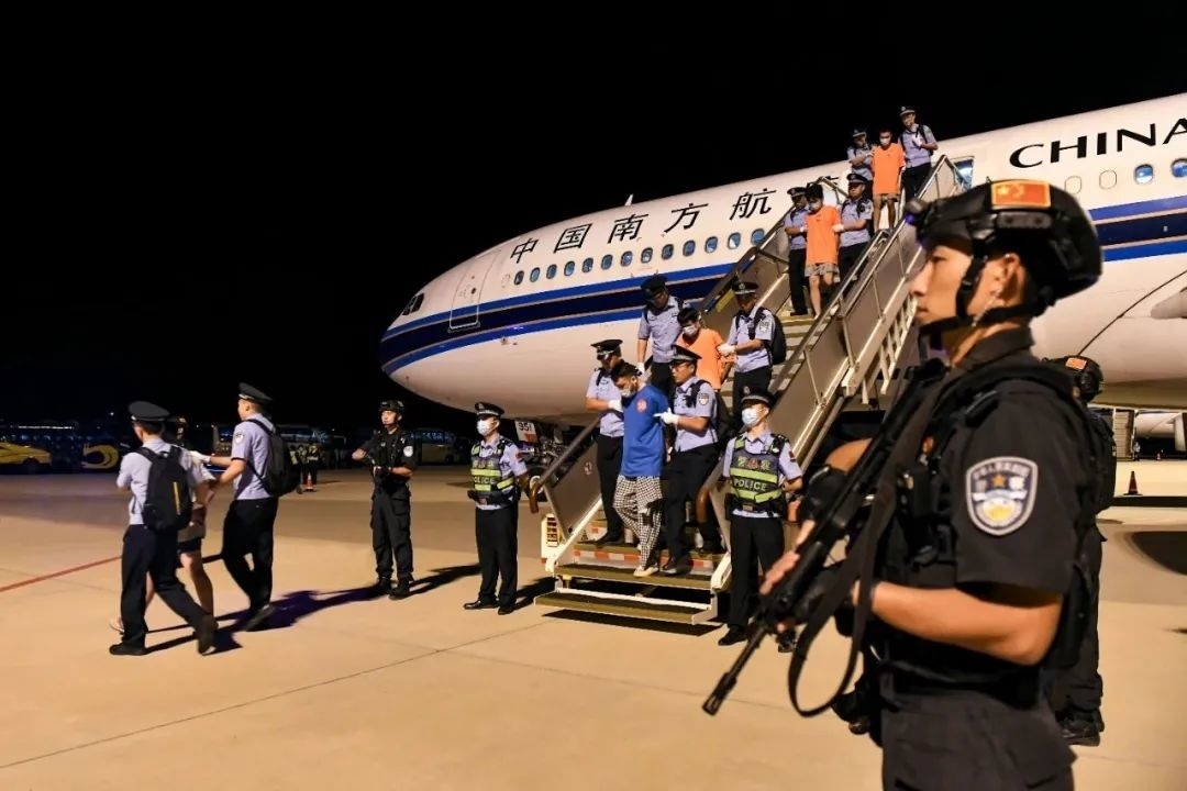 153名實(shí)施跨境裸聊敲詐的犯罪嫌疑人從印度尼西亞被押解回國(guó)。公安部供圖