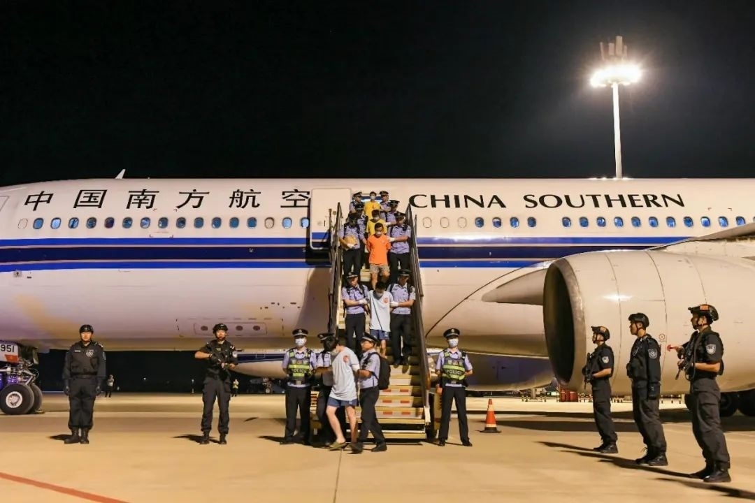 153名實(shí)施跨境裸聊敲詐的犯罪嫌疑人從印度尼西亞被押解回國(guó)。公安部供圖