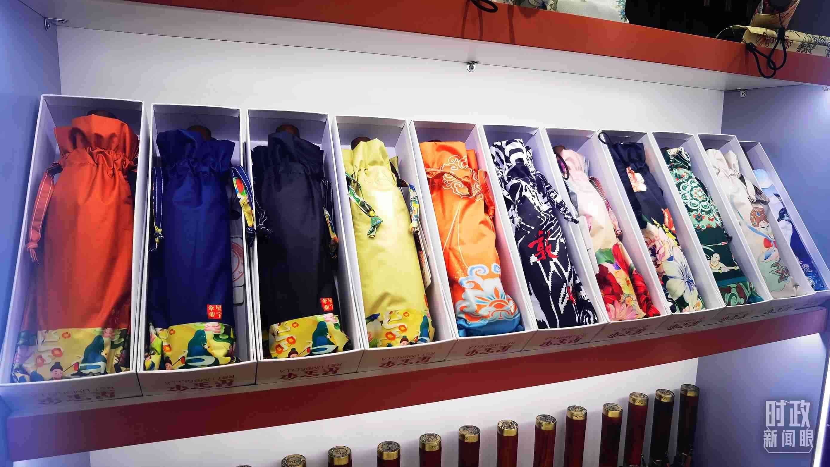 △商貿(mào)城內(nèi)的一家傘鋪，貨架上擺放著包裝精美的雨傘。（總臺央視記者范學(xué)禹拍攝）