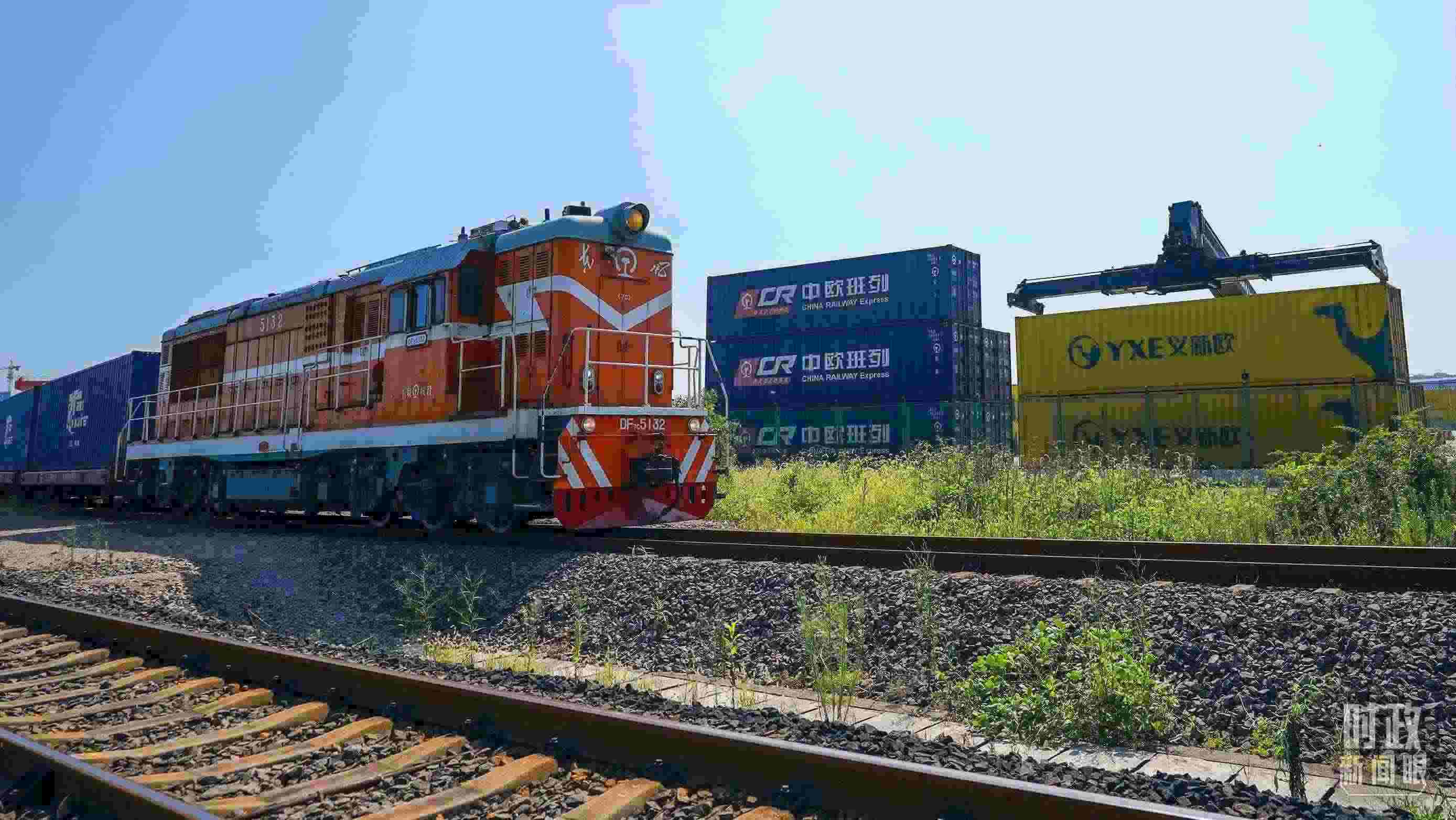 △“義新歐”先后開通了18條點(diǎn)對點(diǎn)的班列主線，業(yè)務(wù)范圍輻射50多個(gè)國家和160多個(gè)城市。（總臺國廣記者李晉拍攝）