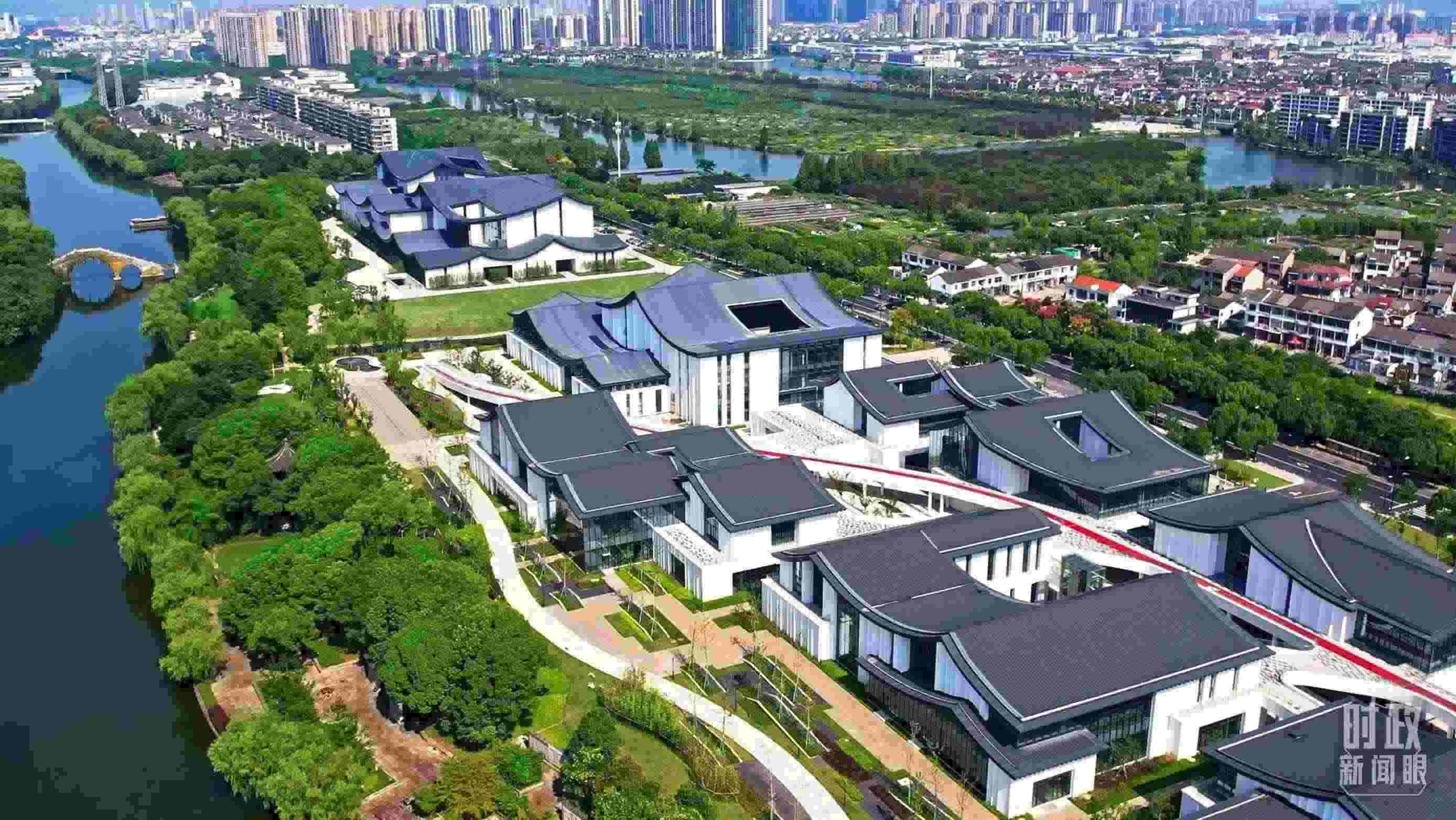 △臨河而建的浙東運(yùn)河文化園。（總臺央視記者范凱拍攝）