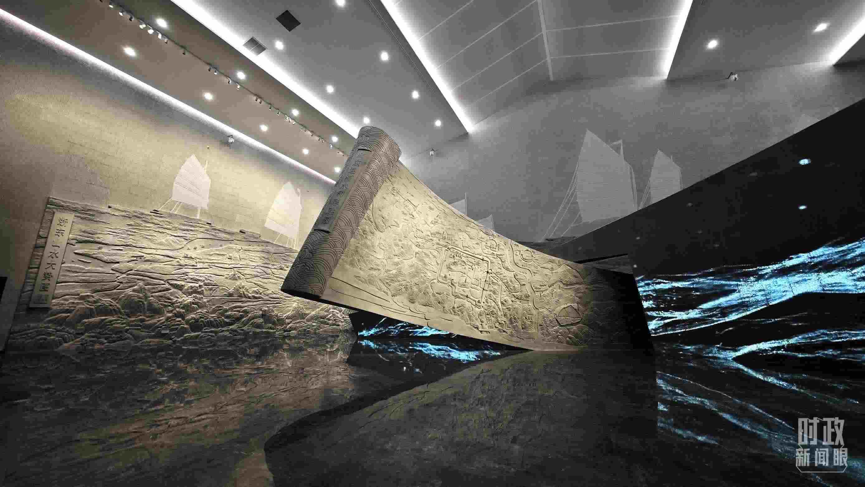△博物館內(nèi)的《浙東運(yùn)河水利形勝圖》《浙東山水大勢圖》浮雕。（總臺央視記者彭漢明拍攝）