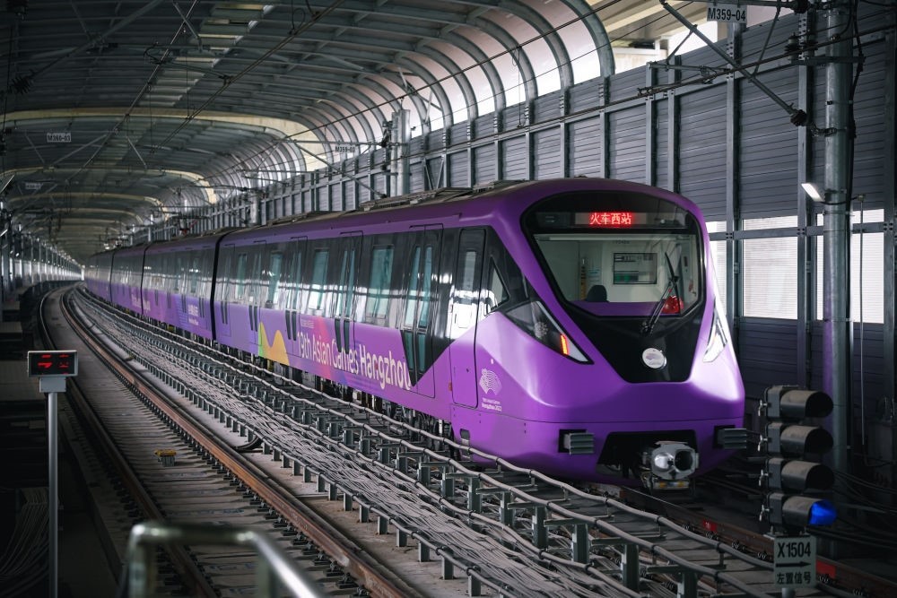 從杭州火車西站出發(fā)，地鐵19號線貫穿杭州火車東站、杭州蕭山機(jī)場，“亞運(yùn)號”地鐵專列運(yùn)行在這條線路上。