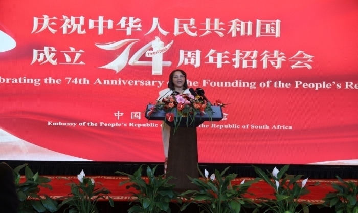 德利萊代表南政府向中國政府和人民致以誠摯祝賀。中國駐南非使館供圖