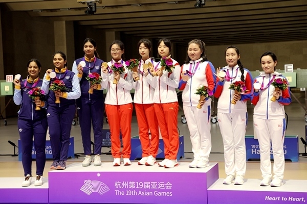 9月24日，杭州亞運(yùn)會(huì)射擊女子10米氣步槍團(tuán)體賽頒獎(jiǎng)儀式。人民網(wǎng)記者 胡雪蓉?cái)z