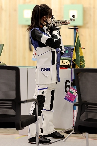9月24日，黃雨婷在女子10米氣步槍團(tuán)體賽比賽中。人民網(wǎng)記者 胡雪蓉?cái)z