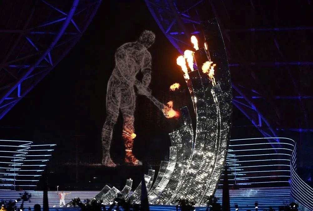 △“數(shù)字火炬手”點(diǎn)燃象征亞洲大團(tuán)結(jié)的亞運(yùn)之火。