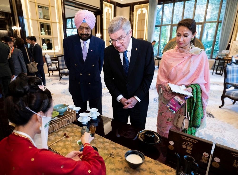 △歡迎宴會(huì)前，亞奧理事會(huì)代理主席辛格和夫人維尼塔、國(guó)際奧委會(huì)主席巴赫欣賞非遺展示。