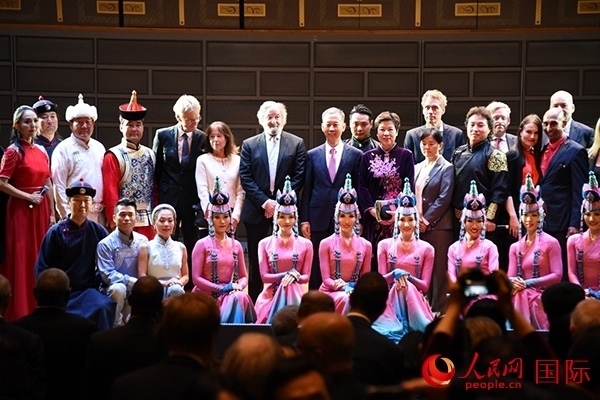 中國(guó)駐瑞典大使崔愛民夫婦與演職人員及部分來賓合影留念。人民網(wǎng)記者 殷淼攝