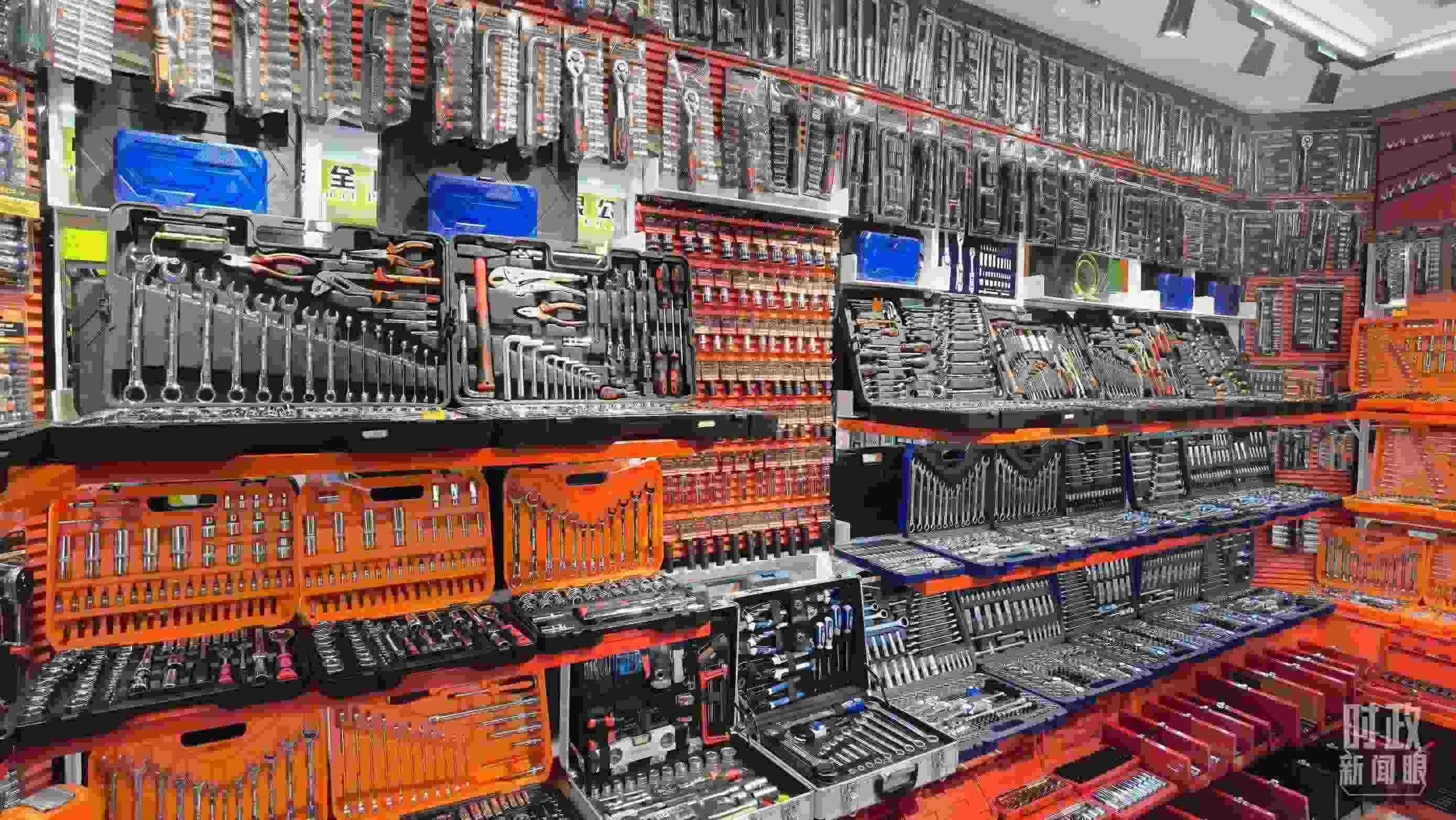 △義烏國(guó)際商貿(mào)城內(nèi)的一家五金店，貨品豐富。（總臺(tái)央視記者石丞拍攝）