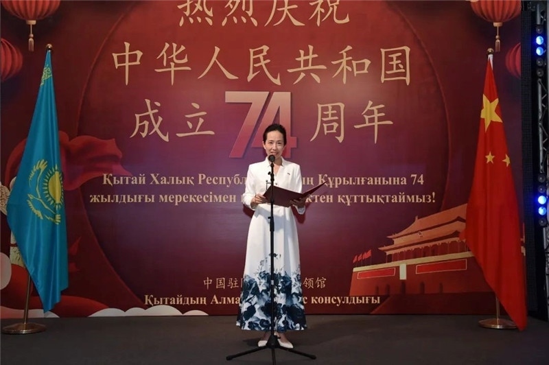 圖為蔣薇總領(lǐng)事致辭。駐阿拉木圖總領(lǐng)館供圖