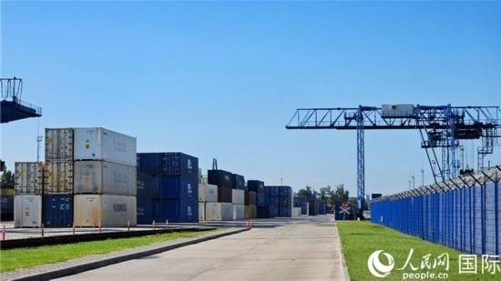  布列斯特北站，堆滿了來自中國的貨物。人民網(wǎng)記者 王震攝