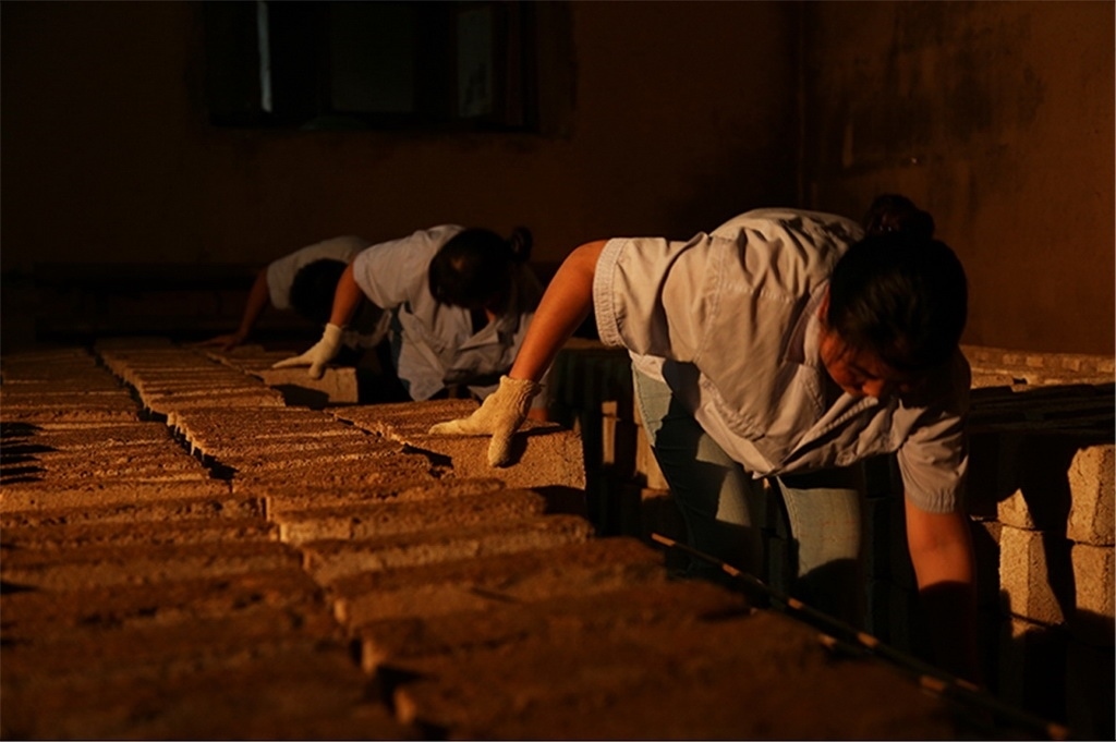 匠人師傅正在翻動(dòng)曲胚。張?zhí)炝z