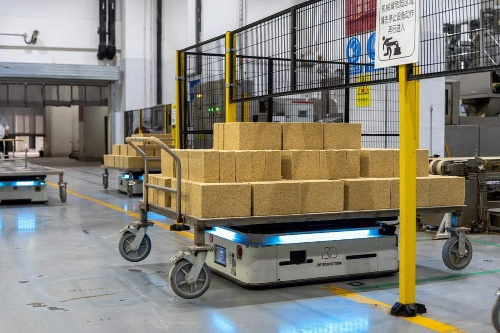 在701制曲車間，運(yùn)輸機(jī)器人等智能化設(shè)備已實(shí)現(xiàn)規(guī)?；瘧?yīng)用。王哲攝