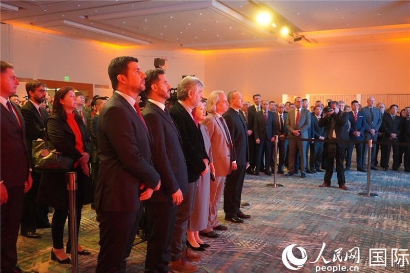 圖為招待會現(xiàn)場演奏兩國國歌。人民網(wǎng)記者 許放攝