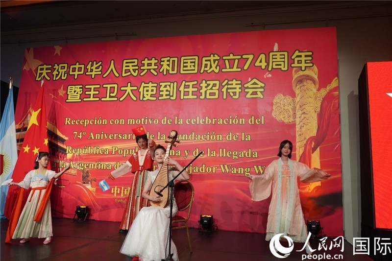 圖為招待會現(xiàn)場中國傳統(tǒng)樂器演奏和舞蹈展示。人民網(wǎng)記者 許放攝