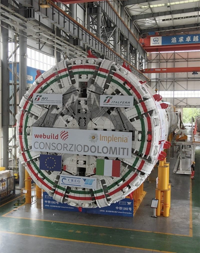 圖為中鐵裝備集團(tuán)盾構(gòu)總裝車間。人民網(wǎng)記者 唐宋攝