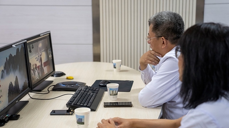 新疆醫(yī)科大學(xué)第一附屬醫(yī)院專家團(tuán)隊(duì)與哈薩克斯坦國(guó)立科學(xué)研究中心的專家對(duì)患者進(jìn)行跨國(guó)遠(yuǎn)程會(huì)診。人民網(wǎng)記者 許崢攝