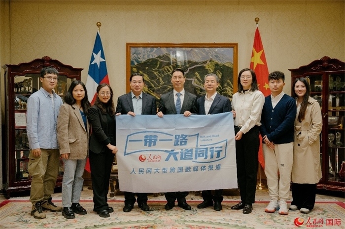 牛清報(bào)大使（中）與人民網(wǎng)、人民日?qǐng)?bào)社記者合影。 人民網(wǎng)記者 張若涵攝