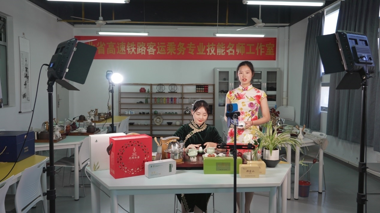 學(xué)生們正在直播。受訪單位供圖