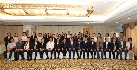 參會(huì)嘉賓合影留念。主辦方供圖