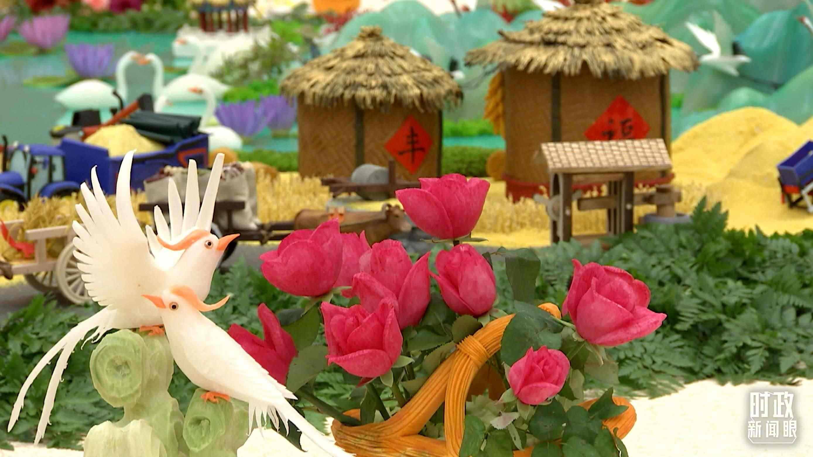 △宴會(huì)廳內(nèi)，節(jié)日氛圍濃郁。