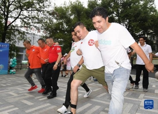 9月28日，在柯橋柯亭社區(qū)，各民族居民參加趣味運動會。