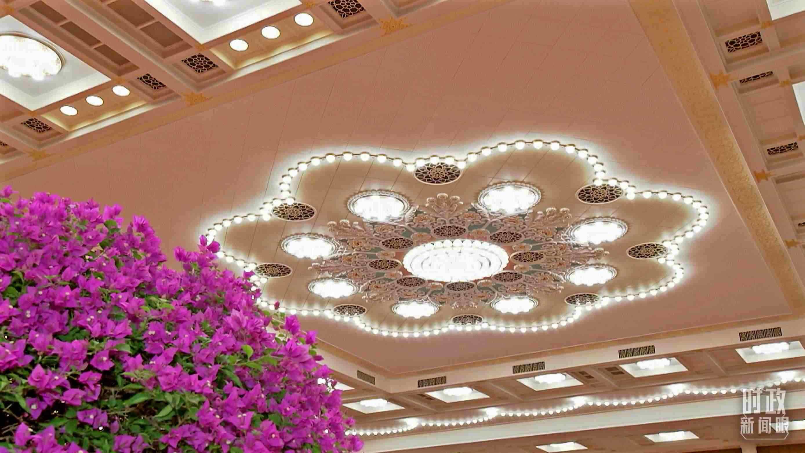 △人民大會(huì)堂宴會(huì)廳，華燈璀璨、鮮花綻放。