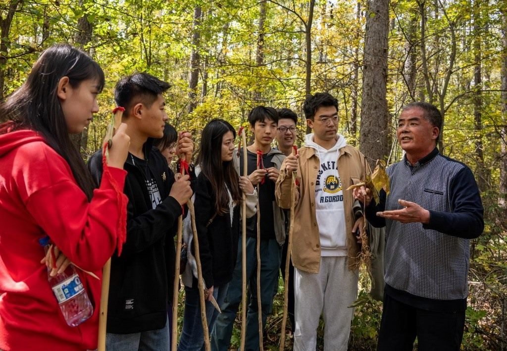 魏本勝為清華大學(xué)同學(xué)介紹長白山人參文化。嚴磊攝