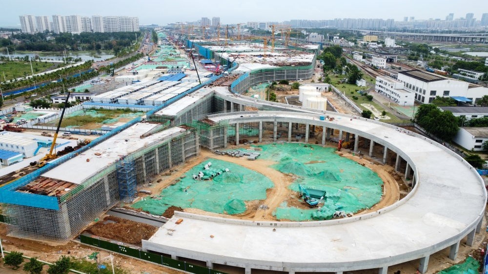 9月9日拍攝的?？谛潞８酆湍细邸岸€口岸”（貨運(yùn)）集中查驗(yàn)場(chǎng)所建設(shè)項(xiàng)目（無(wú)人機(jī)照片）。該項(xiàng)目是海南自貿(mào)港封關(guān)運(yùn)作重點(diǎn)項(xiàng)目。新華社記者 楊冠宇 攝