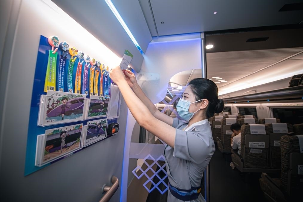 2023年9月16日，復(fù)興號亞運智能動車組列車正式載客運營。新華社記者 江漢 攝