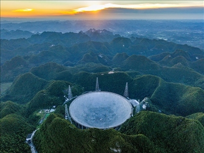 “中國天眼”全景（維護保養(yǎng)期間拍攝）。新華社記者 歐東衢 攝