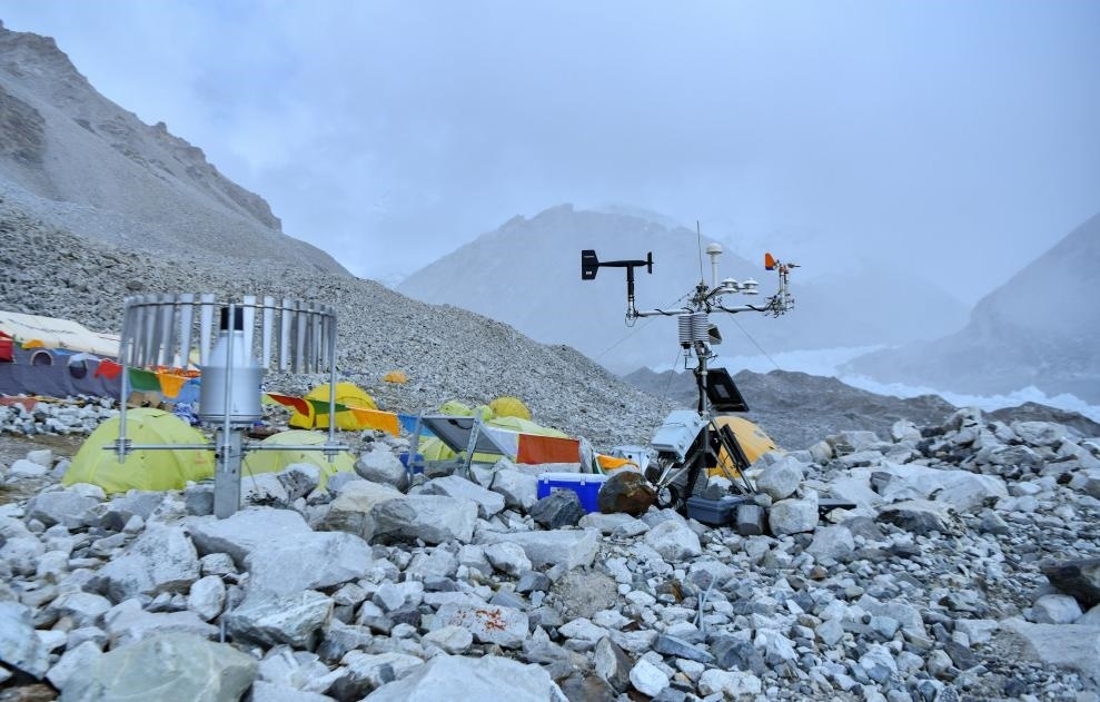 位于海拔5700米卓奧友峰前進(jìn)營地的自動氣象站（9月29日攝）。新華社記者晉美多吉 攝