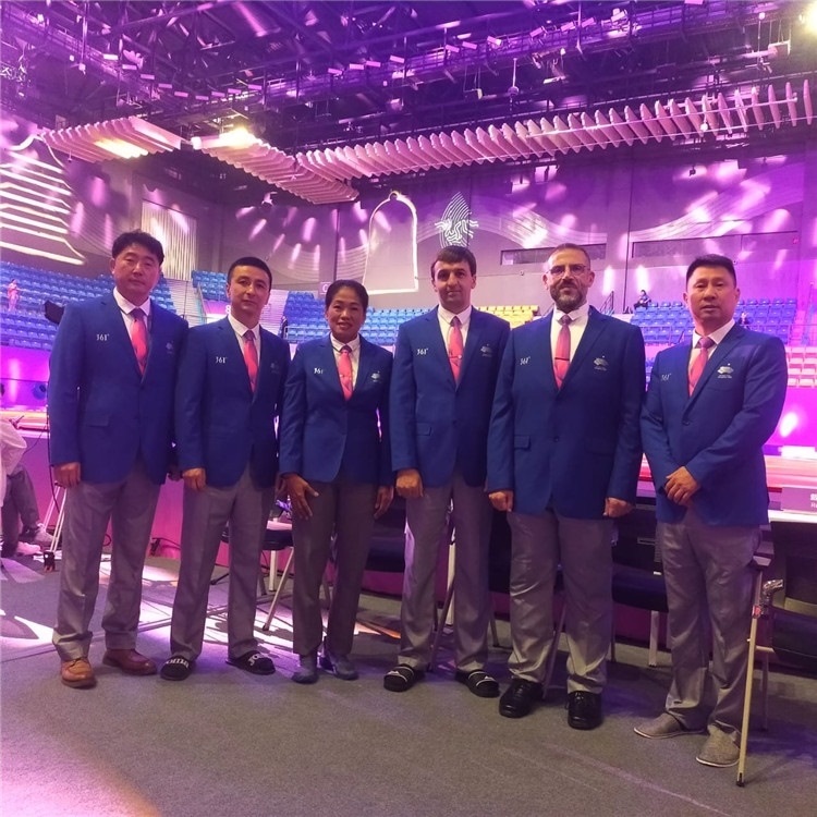 詹多斯·基亞諾夫與各國裁判員合影（左二）。 受訪者供圖