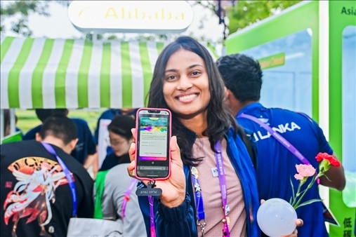 亞運(yùn)村運(yùn)動(dòng)員正在展示個(gè)人的低碳賬戶。 受訪者供圖