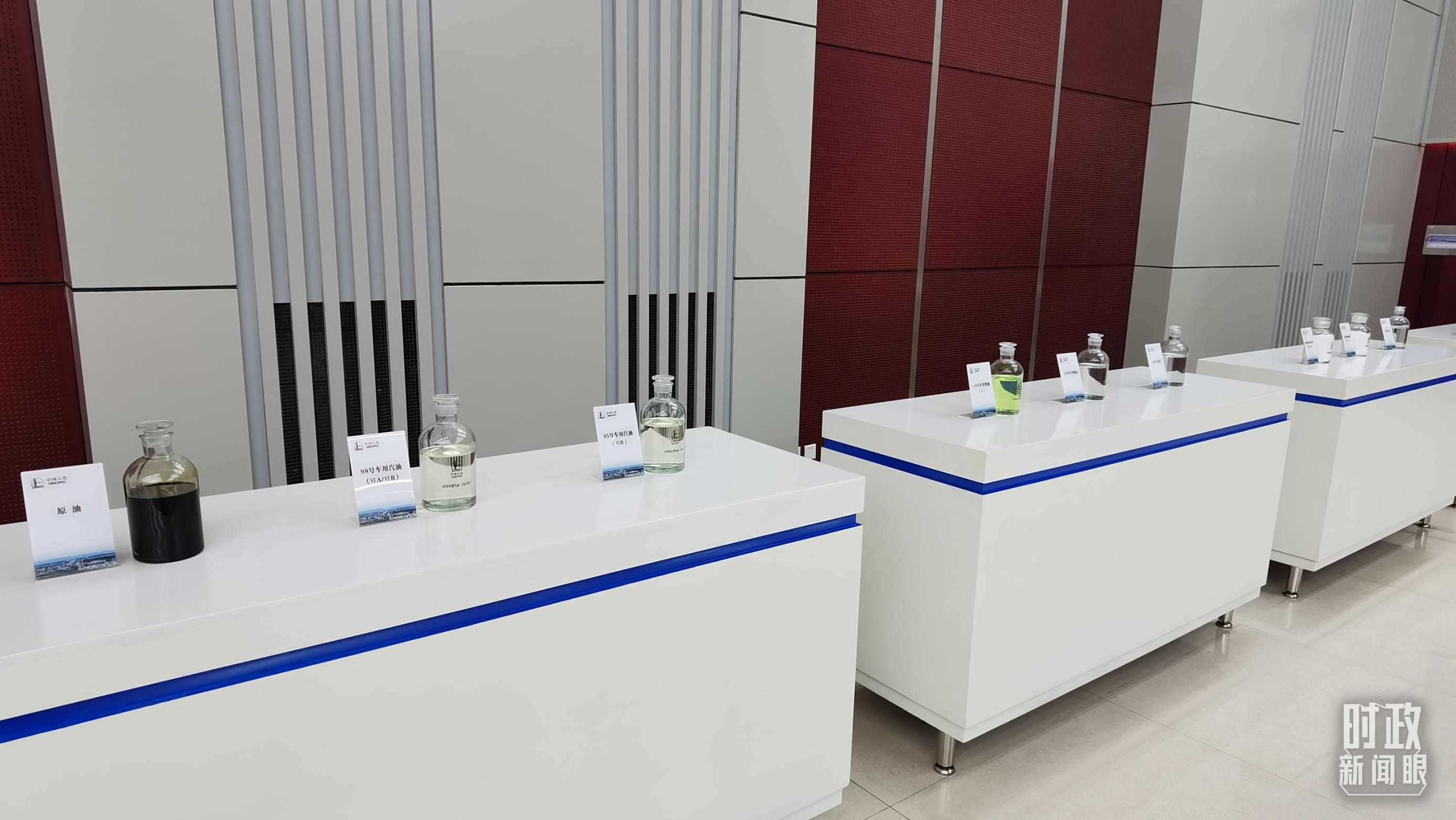 △中國(guó)石化九江分公司生產(chǎn)的產(chǎn)品展示。（總臺(tái)央視記者郭鴻拍攝）