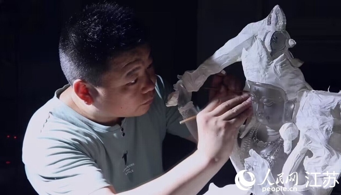 正在精雕細琢的東海水晶。 人民網(wǎng) 范堯攝