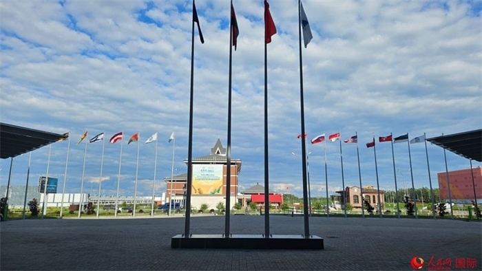 中白工業(yè)園內(nèi)，多國國旗飄揚。園區(qū)已有來自16個國家和地區(qū)的企業(yè)入駐。人民網(wǎng)記者 朱虹攝