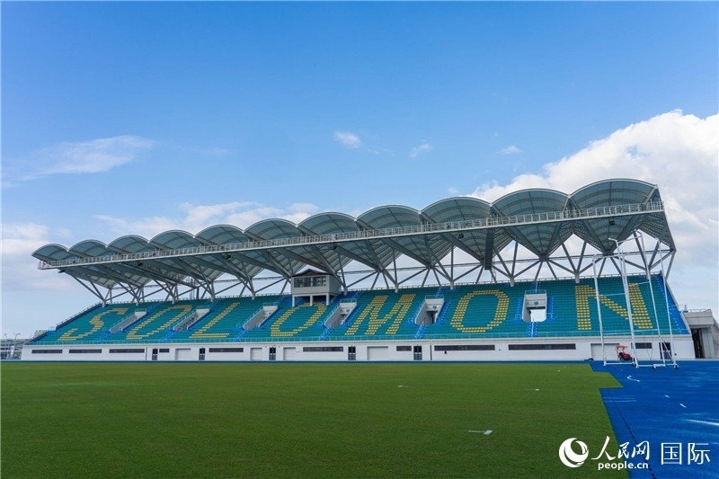 2023年9月12日，位于所羅門群島首都霍尼亞拉的由中土公司承建的中國(guó)援所羅門群島2023年太平洋運(yùn)動(dòng)會(huì)體育場(chǎng)館。人民網(wǎng) 賀吉攝