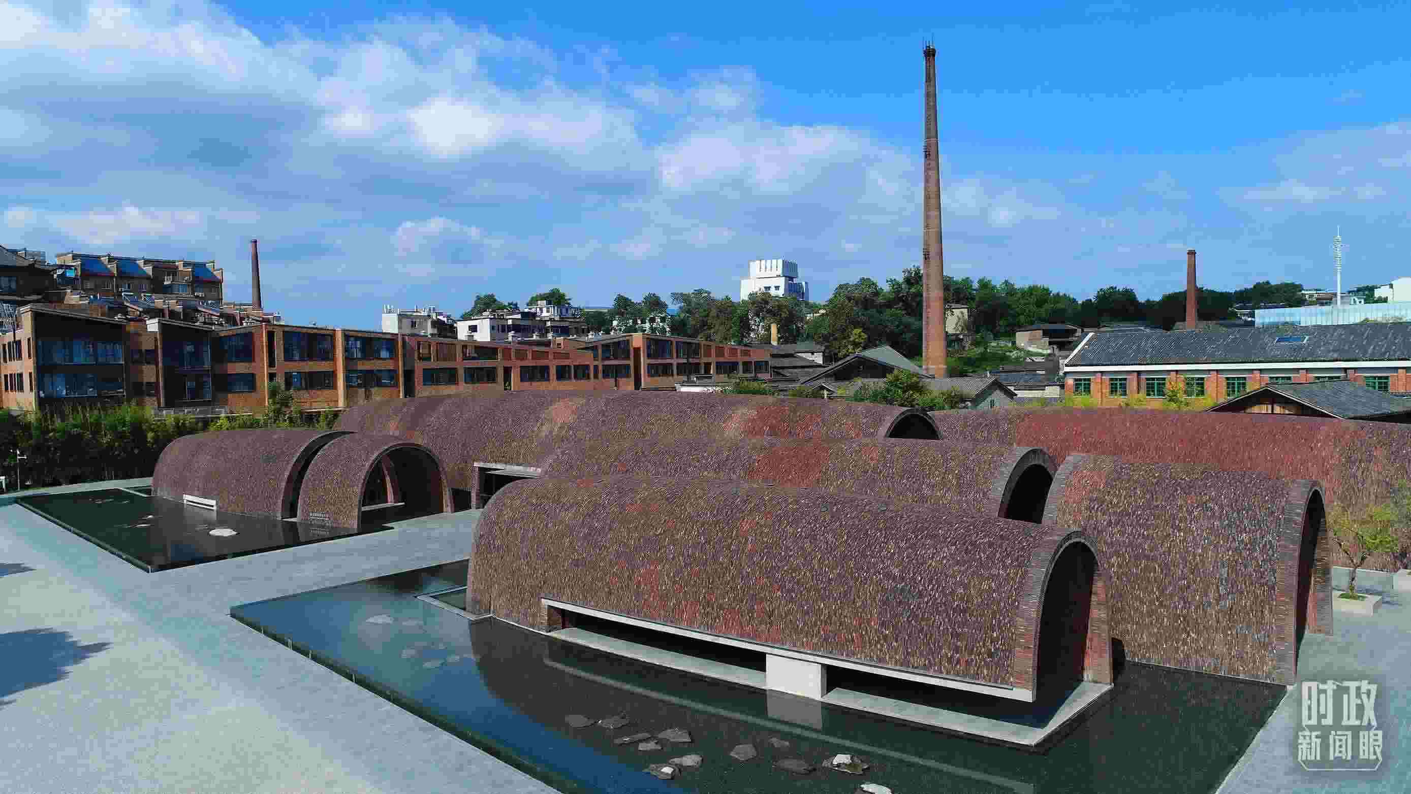 △街區(qū)內(nèi)的博物館，借鑒了景德鎮(zhèn)清代獨(dú)創(chuàng)的蛋形柴窯構(gòu)造特點(diǎn)。（總臺(tái)央視記者范凱拍攝）