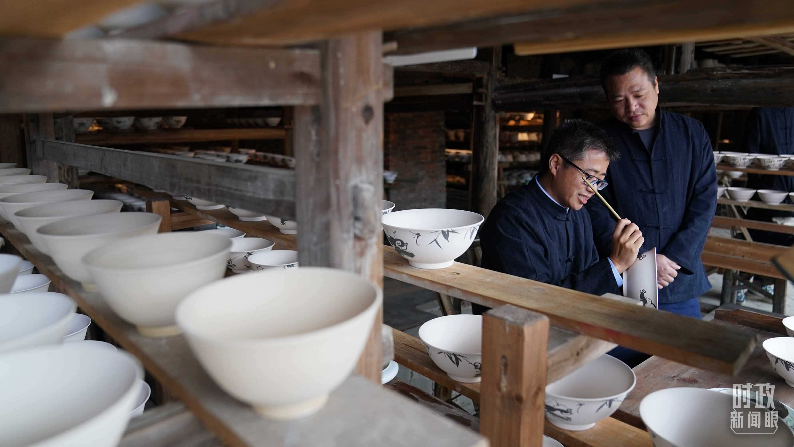 △非遺傳承人正在繪制瓷器。（總臺(tái)國廣記者李晉拍攝）
