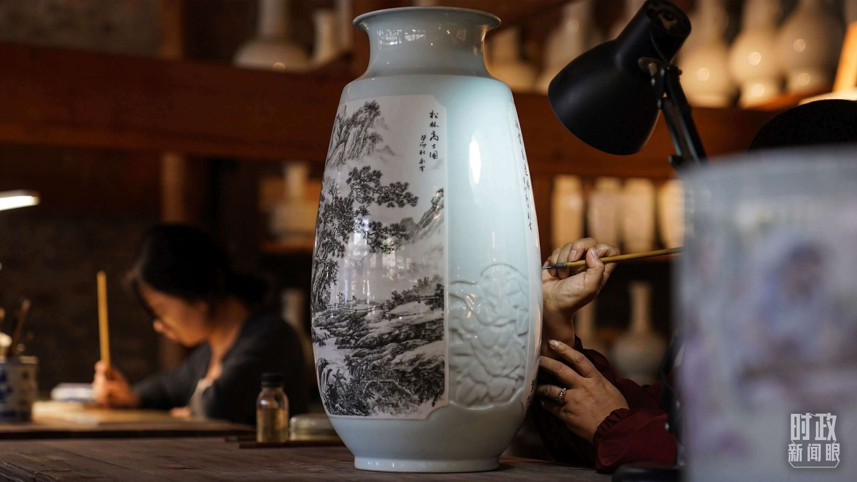 △陶瓷畫師正在繪制瓷器。（總臺(tái)國廣記者李晉拍攝）