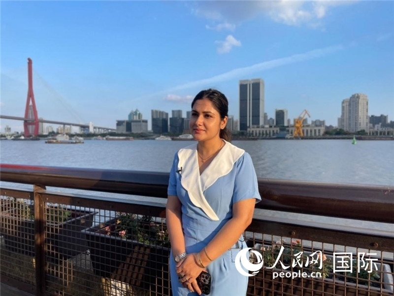 孟加拉國(guó)Channel24電視頻道主持人伊斯拉特·阿敏在上海市楊浦濱江接受采訪(fǎng)。 人民網(wǎng)記者 張榮攝