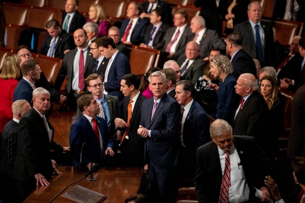 這是1月6日在美國(guó)華盛頓國(guó)會(huì)拍攝的凱文·麥卡錫（中）。新華社記者劉杰攝