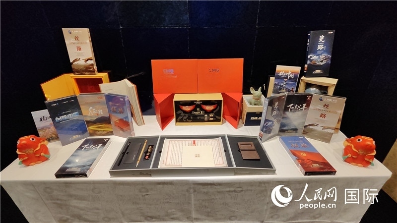 中央廣播電視總臺精品節(jié)目及文創(chuàng)產品展臺。人民網 蔣曉辰攝