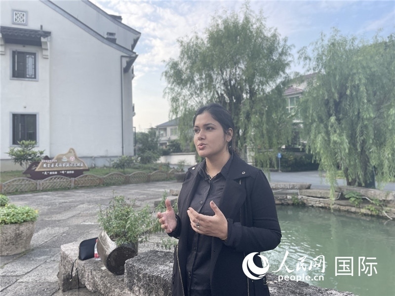 孟加拉國Channel 24電視頻道主持人伊斯拉特·阿敏在安吉接受記者采訪。人民網記者 張榮攝