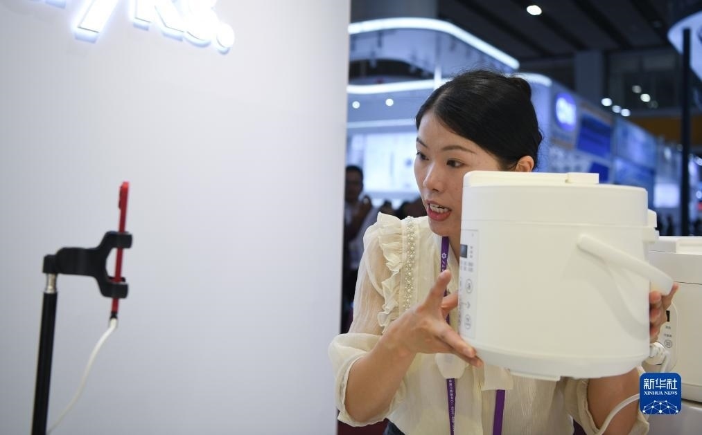 10月15日，參展的工作人員在展臺直播介紹家電產(chǎn)品。新華社記者 鄧華 攝