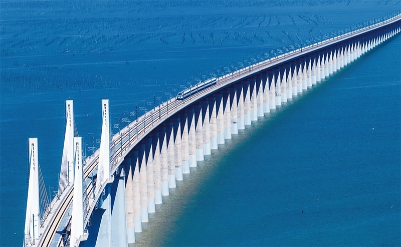 2023年9月28日，中國首條時速350公里跨海高鐵——福廈高鐵正式開通運營。圖為一列運行試驗車組駛過福廈高鐵湄洲灣跨海大橋（9月19日攝，無人機照片）。 新華社記者 魏培全/攝
