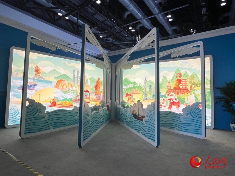 新聞中心媒體公共工作區(qū)兩側(cè)矗立著打開的“書畫”。人民網(wǎng)記者 杜燕飛攝