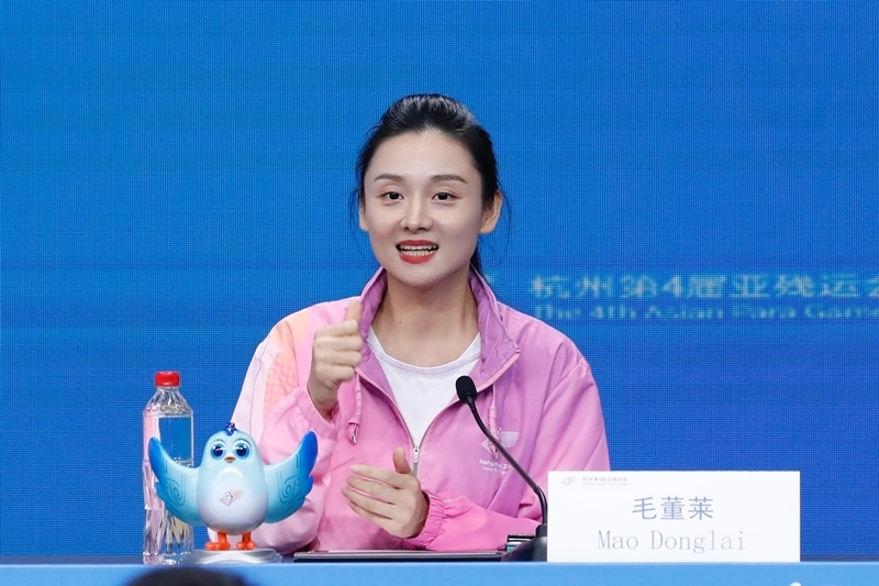 杭州市殘疾人綜合服務(wù)中心干事毛董萊介紹成為亞殘運會火炬手的經(jīng)歷。杭州亞殘組委供圖